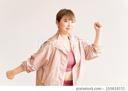 豐滿的年輕女子訓練加上尺寸模型圖像 103618151