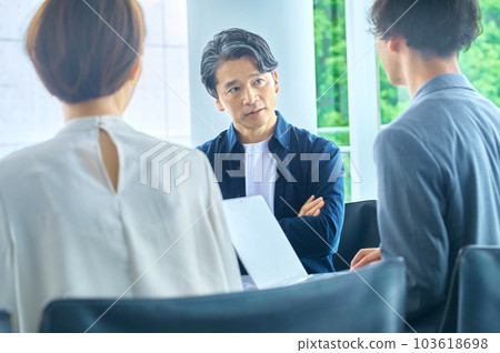 男性和女性業務團隊在辦公室開會 103618698