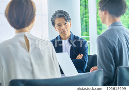 Male and female business team having a meeting in the office 103618699