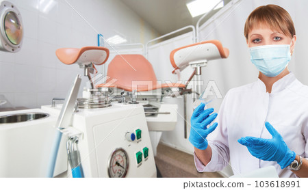 Female gynecologist in protective mask 103618991
