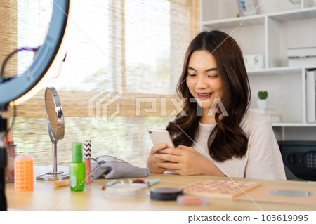 Influential women in the makeup industry are performing live or streaming makeup tutorials and teaching techniques to look more beautiful, Cosmetics for beauty, Beauty bloggers. 103619095