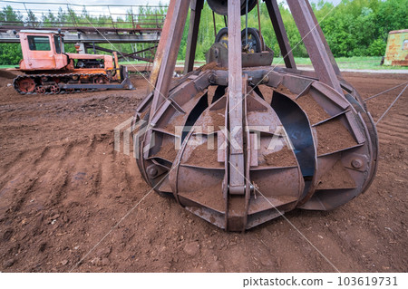 Large dome bucket of peat loading excavator. Large volume loading operations. 103619731