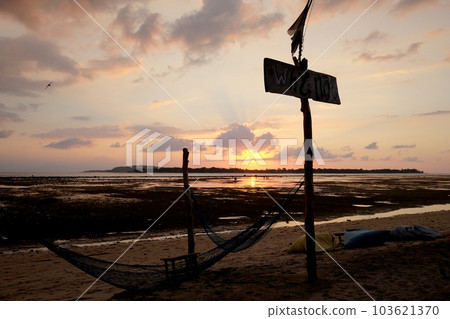 日落海灘與印度尼西亞吉利群島的美麗輪廓 103621370