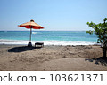 印度尼西亞吉利群島帶遮陽傘的美麗海灘 103621371