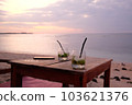 印度尼西亞吉利群島的日落餐廳 103621376