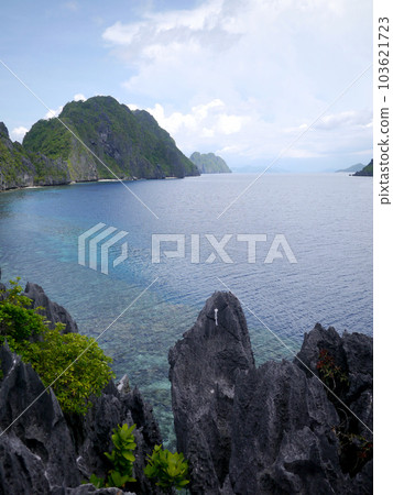 從山上俯瞰菲律賓愛妮島美麗的大海 103621723