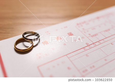 結婚登記和結婚戒指訂婚戒指令和時代的文件 結婚登記和結婚戒指訂婚戒指令和時代的文件 103622850