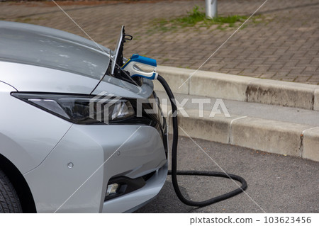 電動汽車在充電站充電 103623456