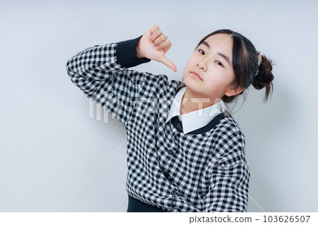豎起大拇指的女孩 103626507