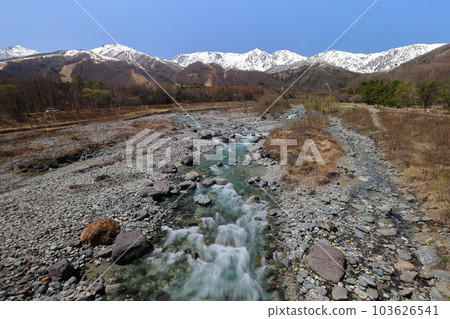 Hokujo, Hakuba Village, Kitaazumi District, Nagano Prefecture Snow-capped Hakuba mountain range from Hakuba Ohashi bridge over Matsukawa river where spring meltwater gathers Hokujo, Hakuba Village, Kitaazumi District, Nagano Prefecture Snow-capped Hakuba mountain range from Hakuba Ohashi bridge over Matsukawa river where spring meltwater gathers 103626541