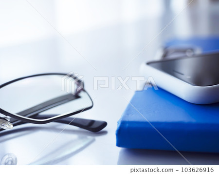 桌上的活頁夾、眼鏡和智能手機 桌上的活頁夾、眼鏡和智能手機 103626916