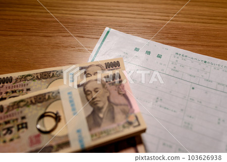 並排排列的離婚文件和一疊錢，贍養費，財產分割，子女撫養費 103626938