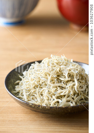Chirimenjako 盛在盤子裡 103627908