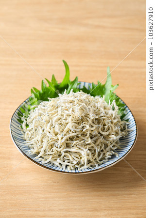 Chirimenjako 盛在盤子裡 103627910