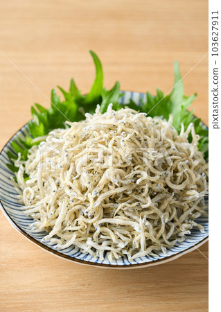 Chirimenjako 盛在盤子裡 103627911