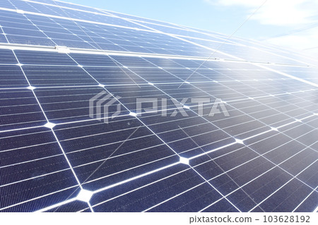 在清澈的藍天下排列的單晶太陽能電池板 在清澈的藍天下排列的單晶太陽能電池板 103628192
