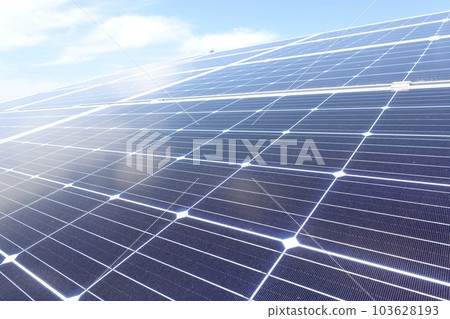 在清澈的藍天下排列的單晶太陽能電池板 在清澈的藍天下排列的單晶太陽能電池板 103628193