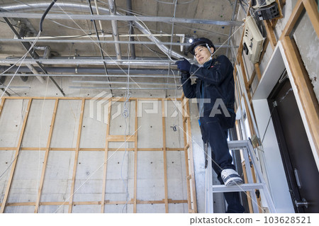 從事電氣工作的工人 103628521