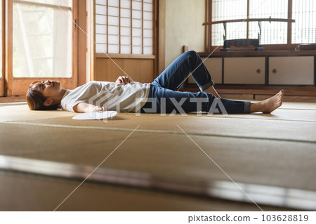 一個女人躺在日式房間 103628819