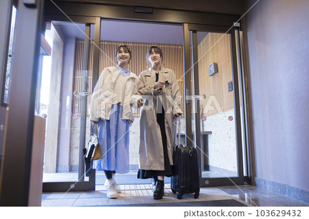 進入旅館門的少婦 進入旅館門的少婦 103629432