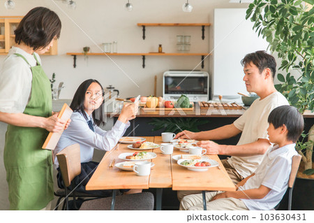 Parents and families in trouble with rebellious children who use smartphones during meals Parents and families in trouble with rebellious children who use smartphones during meals 103630431