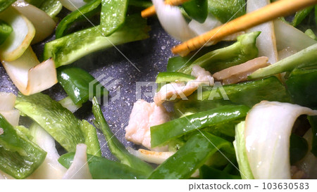 炒肉炒蔬菜 103630583