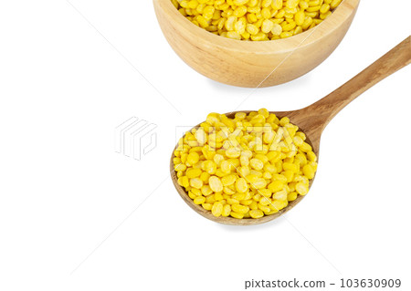 Closeup peeled mung bean in wooden bowl on white background, healthy food concept 103630909