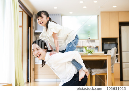 和媽媽一起玩的女孩 103631013