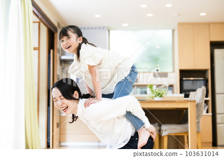 和媽媽一起玩的女孩 103631014