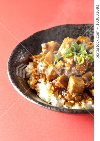 香辣麻婆豆腐蓋飯配大量小蔥和豆腐 香辣麻婆豆腐蓋飯配大量小蔥和豆腐 103631093