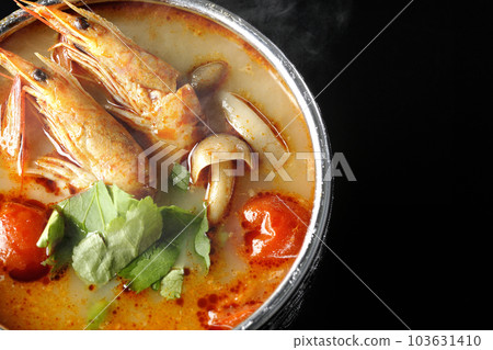 A bird's-eye view of hot tom yum kung on a black background 103631410