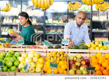 Married couple choosing fruits in store 103632341