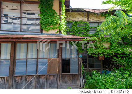 Abandoned house in hot spring town 103632520