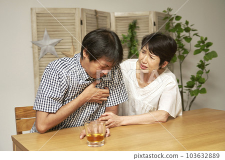 家中胸痛的中年男子 103632889