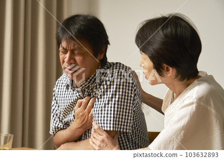 家中胸痛的中年男子 103632893