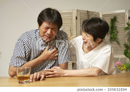 家中胸痛的中年男子 103632894