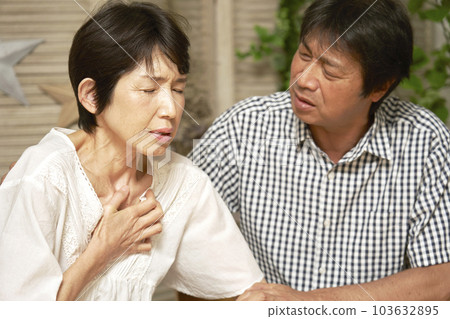 家中胸痛的中年婦女 103632895