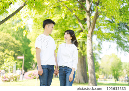 一個年輕男人和女人擁抱的照片 103633883