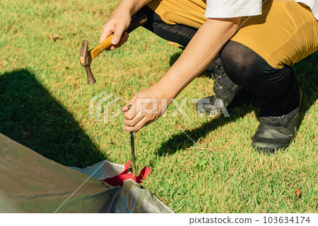 亞裔男子在露營地搭帳篷 亞裔男子在露營地搭帳篷 103634174