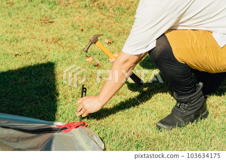 亞裔男子在露營地搭帳篷 103634175
