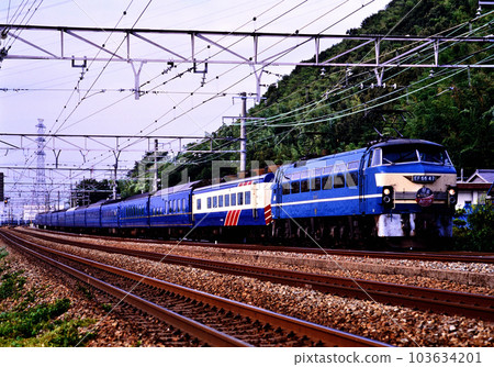 2001 EF6647 運行在東海道線上的藍色火車曉彗星 2001 EF6647 運行在東海道線上的藍色火車曉彗星 103634201