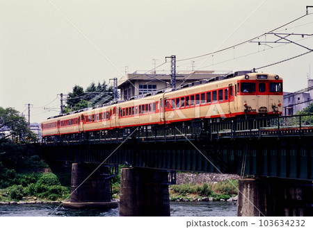 2001 系列 Kiha 58 Tenri Rin 在奈良線上奔跑 103634232