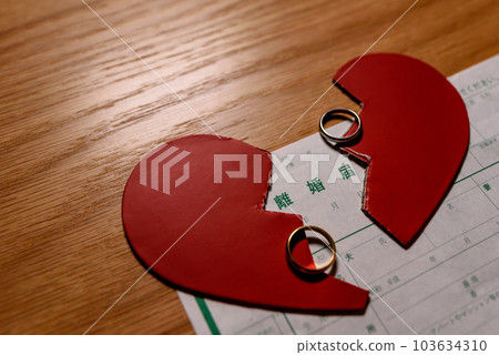 離婚文件和結婚戒指，一顆心一分為二 心碎 103634310