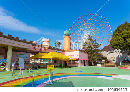 The promenade leading to the entrance to the amusement park (Greenland) and the scenery of the giant Ferris wheel "Mitsui Greenland" 103634735