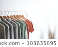 服裝，白色調，掛在衣架上的衣服 簡單 103635695