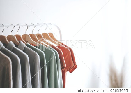服裝，白色調，掛在衣架上的衣服 簡單 103635695
