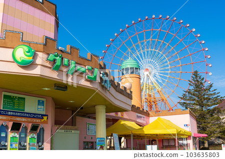 Amusement park (entrance entrance) and (attraction) Ferris wheel scenery "Mitsui Greenland" against the blue sky Amusement park (entrance entrance) and (attraction) Ferris wheel scenery "Mitsui Greenland" against the blue sky 103635803