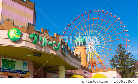 Amusement park (entrance entrance) and (attraction) Ferris wheel scenery "Mitsui Greenland" against the blue sky Amusement park (entrance entrance) and (attraction) Ferris wheel scenery "Mitsui Greenland" against the blue sky 103635804
