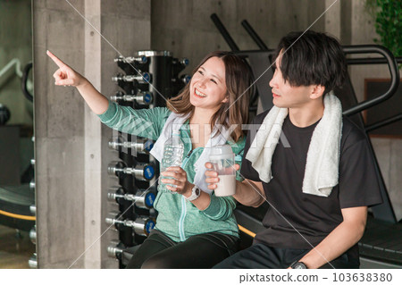 Men and women, couples who go to the gym to rest and hydrate 103638380