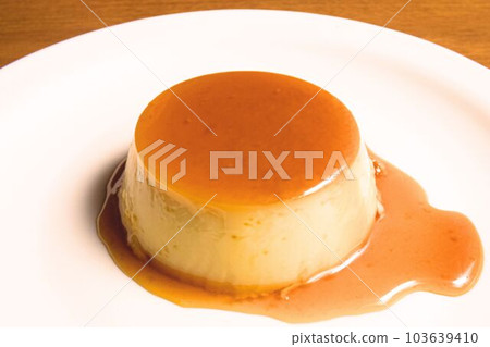 焦糖醬從美味布丁滴落的瞬間 焦糖醬從美味布丁滴落的瞬間 103639410
